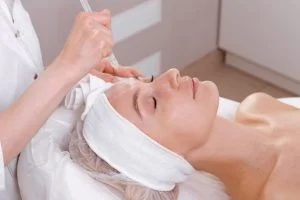 Yüksek basınçla temizleme ve cilde ürün yedirme işlemi yapılıyor